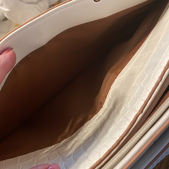 Bueno white purse in excellent condition never been used - Picture 7 of 8